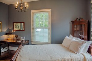 5 bedrooms, iron/ironing board, WiFi, bed sheets