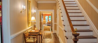 The Magnolia Room - Private Room w/ Ensuite Bath in Historic Downtown Home