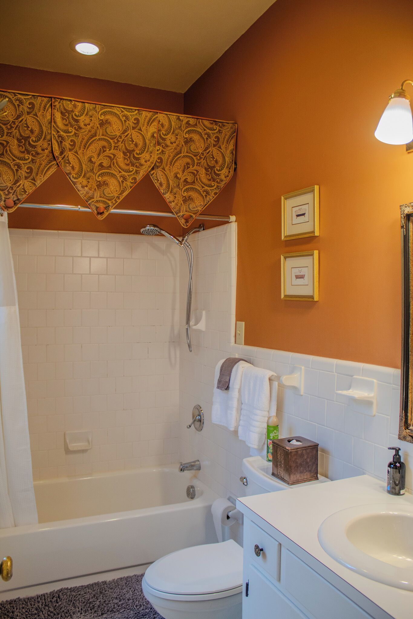 Un baño con bañera, inodoro, lavabo y tocador.