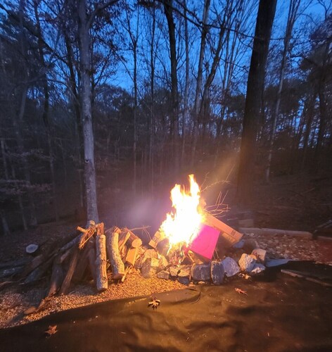 Charming Hideaway 1br apartment 3mi to UGA, Huge Deck w/ BBQ,HotTub,Fire Pit, TV