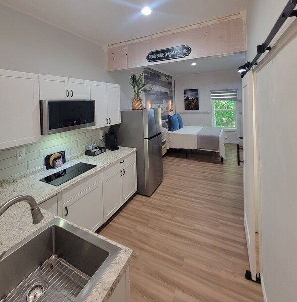 1 bedroom, iron/ironing board, free WiFi, bed sheets - Charming Hideaway 1br apartment 3mi to UGA, Huge Deck w/ BBQ,HotTub,Fire Pit, TV (Athens)