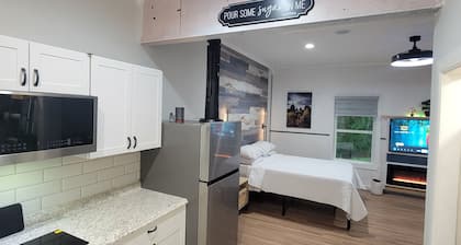 Charming Hideaway 1br apartment 3mi to UGA, Huge Deck w/ BBQ,HotTub,Fire Pit, TV
