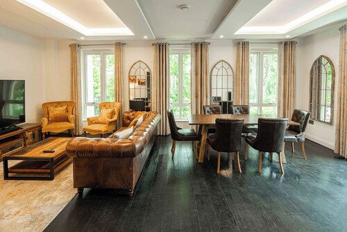 Spacious 5BD Family Home in Leafy West London