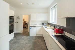 Køleskab, mikrobølgeovn, ovn, kogeplade