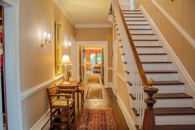 The Ilex Room - Private studio w/ Ensuite Bath in Historic Downtown Home