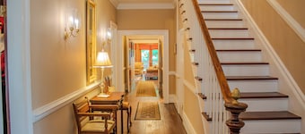 The Ilex Room - Private studio w/ Ensuite Bath in Historic Downtown Home