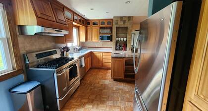 Charming Crow Hill Cottage in welcoming Richland Center with BLOSSOMING garden