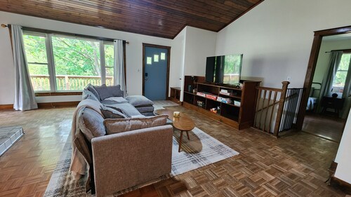 Charming Crow Hill Cottage in welcoming Richland Center with BLOSSOMING garden