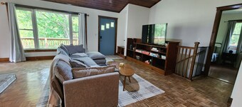 Charming Crow Hill Cottage in welcoming Richland Center with BLOSSOMING garden