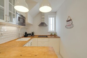 Réfrigérateur, micro-ondes, plaque de cuisson, lave-vaisselle