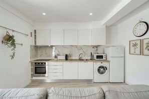 Frigorífico, microondas, horno y placa de cocina