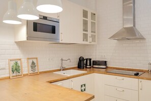 Kylskåp, mikrovågsugn, spishäll och diskmaskin
