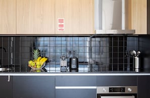 Geladeira, micro-ondas, fogão, cooktop