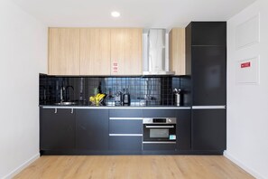 Réfrigérateur, four à micro-ondes, un four, surface de cuisson