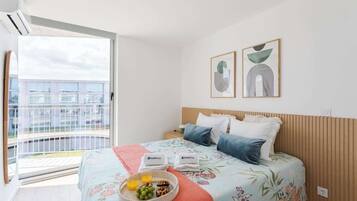 1 habitación, tabla de planchar con plancha y cuna de viaje