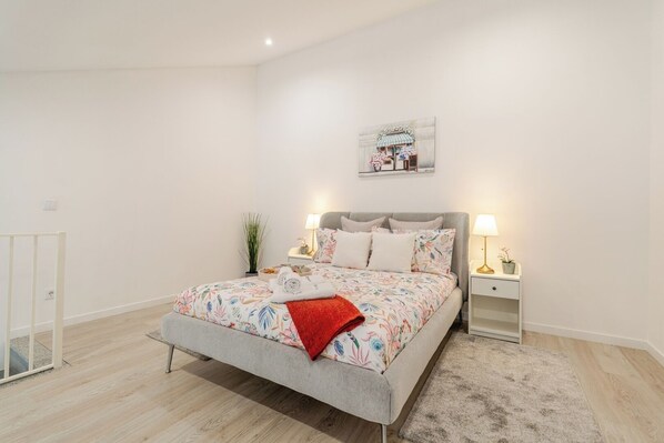 Tabla de planchar con plancha, wifi gratis y ropa de cama