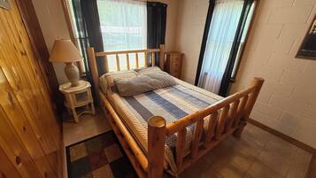 4 bedrooms, desk, iron/ironing board, free WiFi