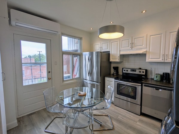 Kühlschrank, Mikrowelle, Ofen, Herdplatte