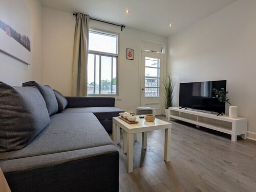 Urban Getaway in Hochelaga – Bright 1BR Apartment