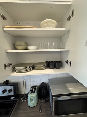 Kühlschrank, Mikrowelle, Ofen, Herdplatte