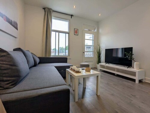 Urban Getaway in Hochelaga – Bright 1BR Apartment