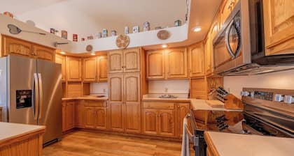 Powell Farmstead Retreat- rural setting in town, dog friendly