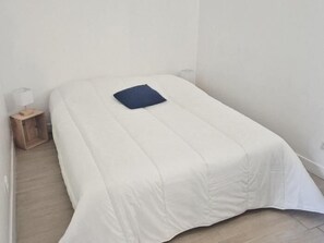 2 bedrooms, free WiFi - Renovated fisherman's cottage - Heart of town (FOURAS)