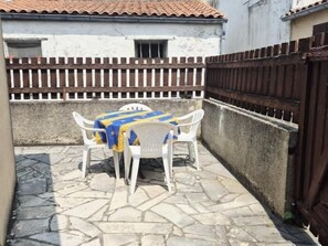 Outdoor dining - Renovated fisherman's cottage - Heart of town (FOURAS)
