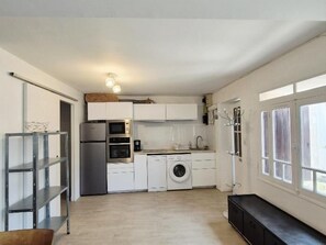 Microwave, oven, dishwasher, coffee/tea maker
