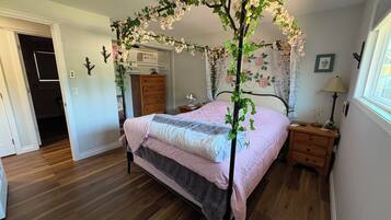 3 bedrooms, desk, iron/ironing board, travel crib