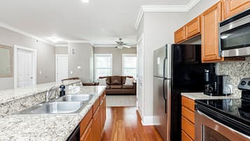 Microondas, horno, parrilla de estufa y lavavajillas