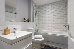 Een haardroger, handdoeken, zeep, shampoo