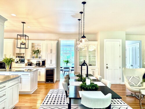 EXQUISITE, DESIGNER HOME, 4BD/2.5BA, 4 miles from MAYO CLINIC