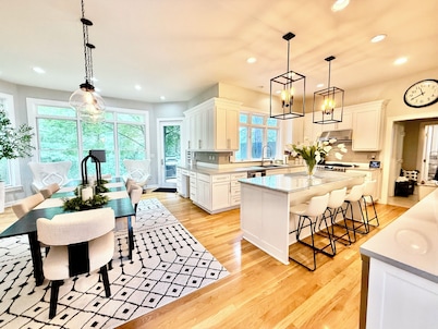 EXQUISITE, DESIGNER HOME, 4BD/2.5BA, 4 miles from MAYO CLINIC