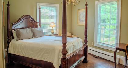 The Sage Suite - Private Studio w/ Ensuite Bath in Historic Downtown Home