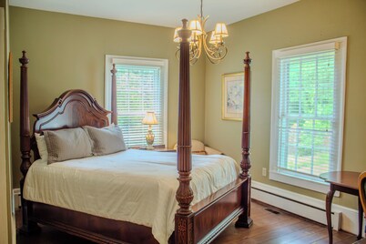 The Sage Suite - Private Studio w/ Ensuite Bath in Historic Downtown Home