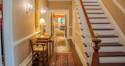 The Sage Suite - Private Studio w/ Ensuite Bath in Historic Downtown Home
