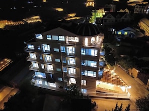A multi-story hotel with balconies and a central courtyard. - Hamia Villa DaLat (Xuan Truong - Da Lat)