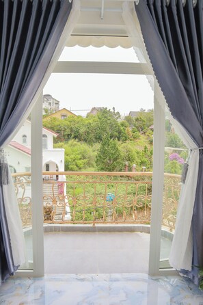 Deluxe vierpersoonskamer | Uitzicht vanaf balkon