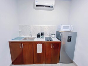 Kühlschrank, Mikrowelle, Herdplatte, Wasserkocher mit Kaffee-/Teezubehör