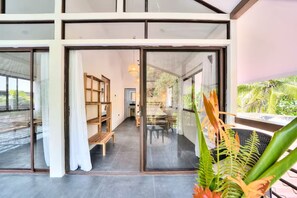 Interior - Tres Pipas-Casa Selva - Beachfront Arrecife and Jungle Facing Luxury, WiFi, AC (Limón)