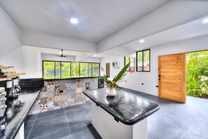 Private kitchen - Tres Pipas-Casa Selva - Beachfront Arrecife and Jungle Facing Luxury, WiFi, AC (Limón)