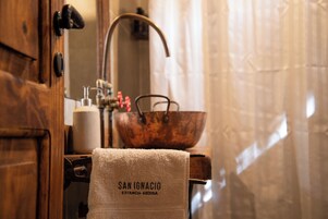 Deluxe Triple Room | Bathroom | Shower, free toiletries, soap, shampoo