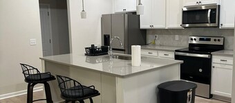 3 bedroom Luxury House with AC,WiFi, free laundry and garage. Enjoy your stay