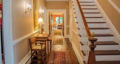 The Violet Cottage - Downtown Clinton