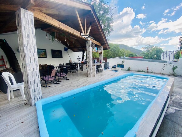 Una piscina al aire libre