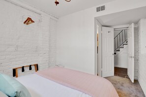 2 bedrooms, iron/ironing board, free WiFi, bed sheets - Beautiful Carriage House | Heated Pool Access (Savannah)