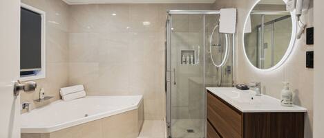 Luxury Suite, 1 Queen Bed | Bathroom | Hair dryer, towels, soap, shampoo
