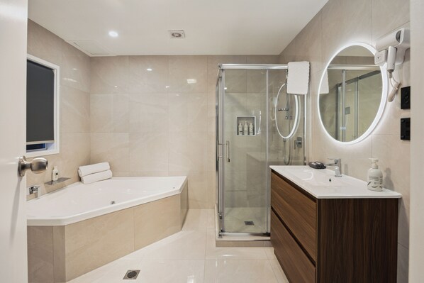Luxury-Suite, 1 Queen-Bett | Badezimmer