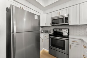 Refrigerador, microondas, horno y parrilla de estufa 